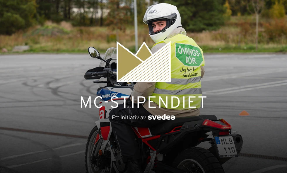 Person i reflexväst med texten ”ÖVNINGSKÖR” kör motorcykel på övningsbana. Text: MC-stipendiet från Svedea.