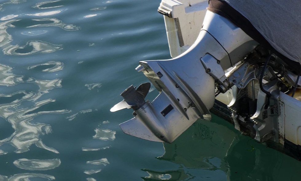 En utombordsmotor på en båt.