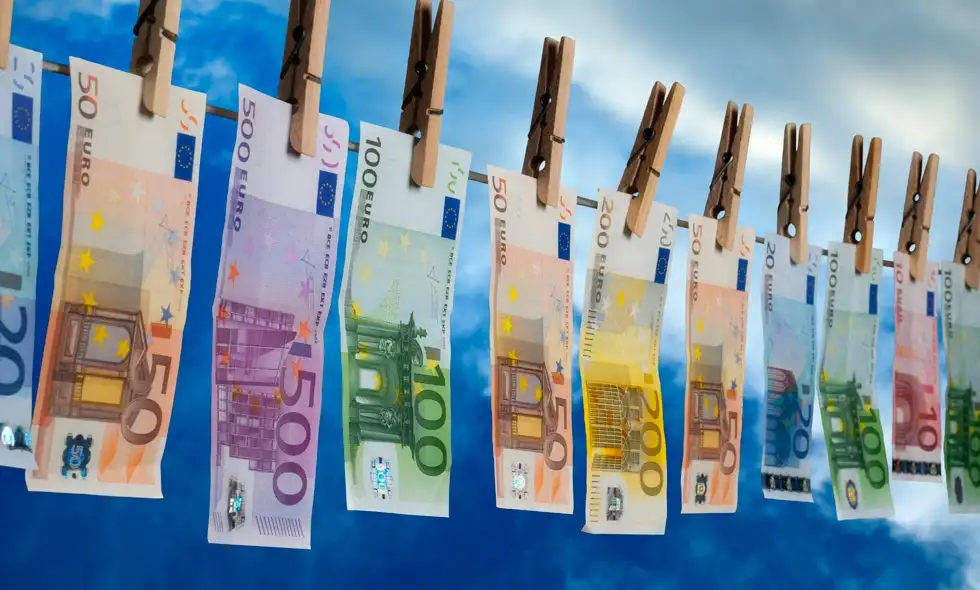Euro-sedlar som hänger på en tvättlina