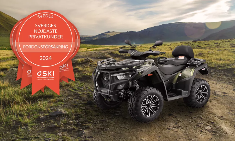 ATV från KYMCO i öppet landskap med berg i bakgrunden, med medaljer i bild som visar att Svedea har Sveriges nöjdaste kunder inom fordonsförsäkring.