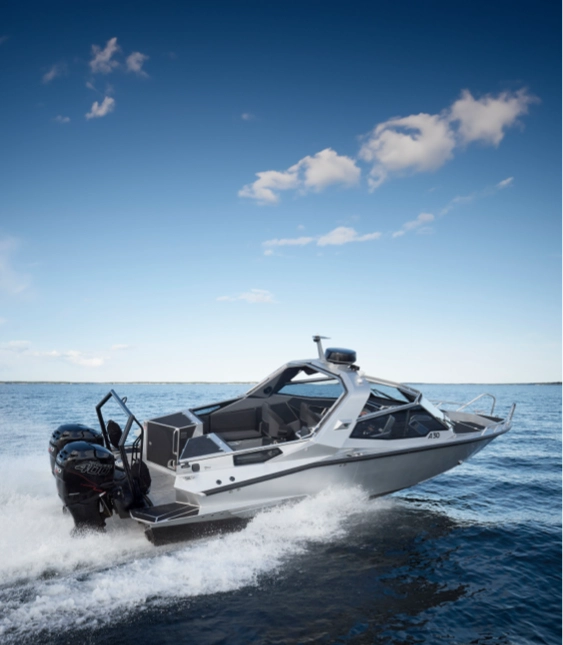 Motorbåt av märket Anytec med dubbla utombordsmotorer färdas snabbt över ett öppet hav under en blå himmel.