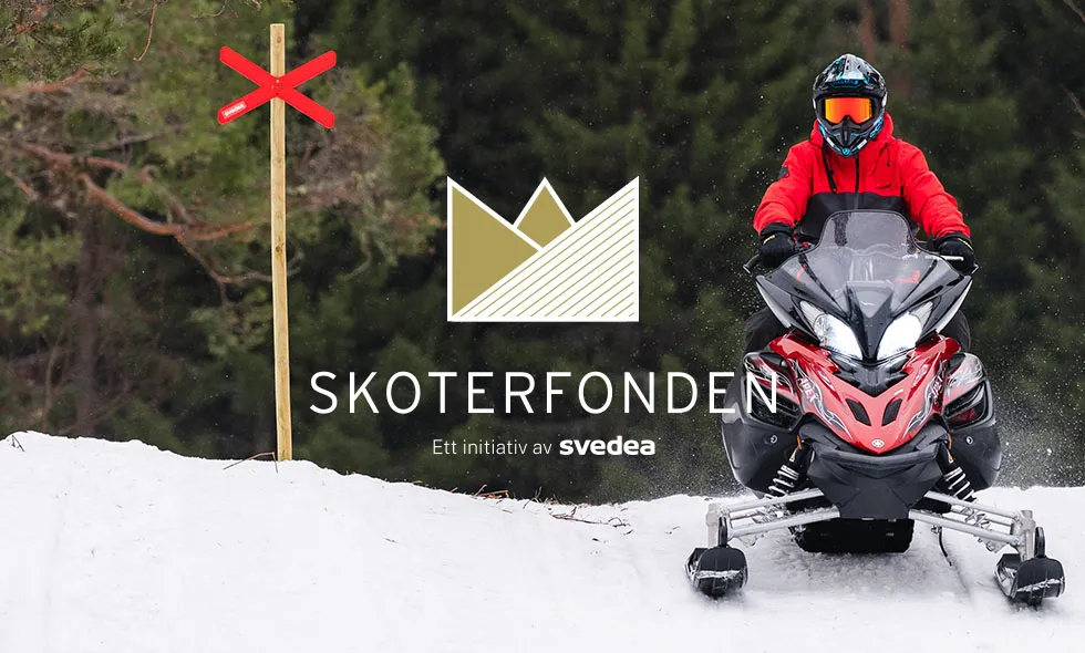 Snöskoterförare i röd jacka vid ledkryss och logotyp för Skoterfonden, ett initiativ av Svedea.
