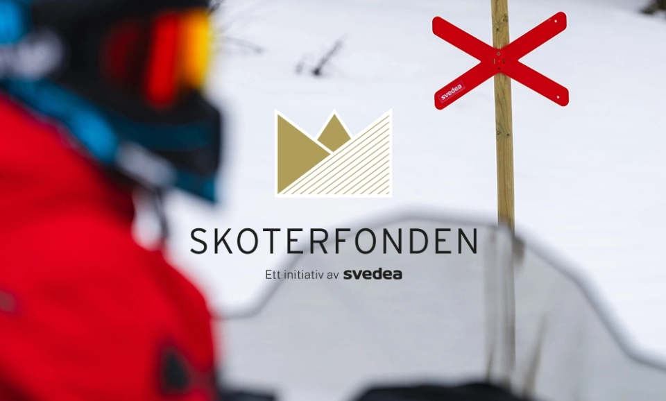 Snöskoterförare i röd jacka vid ledkryss och logotyp för Skoterfonden, ett initiativ av Svedea.