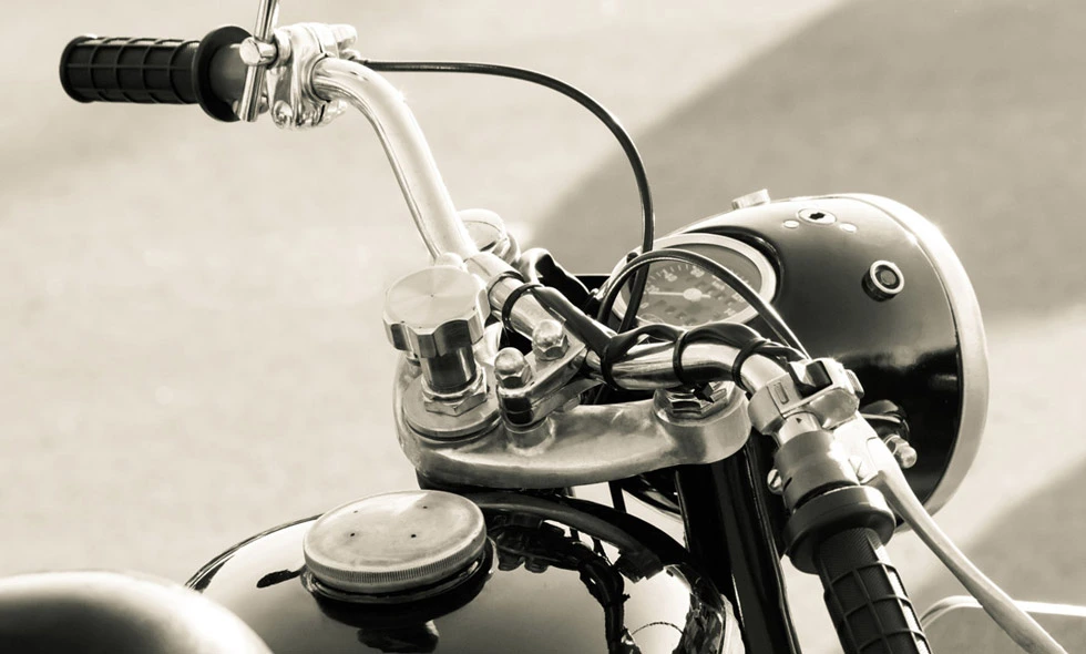 Klassisk motorcykelstyre med mätare och handtag