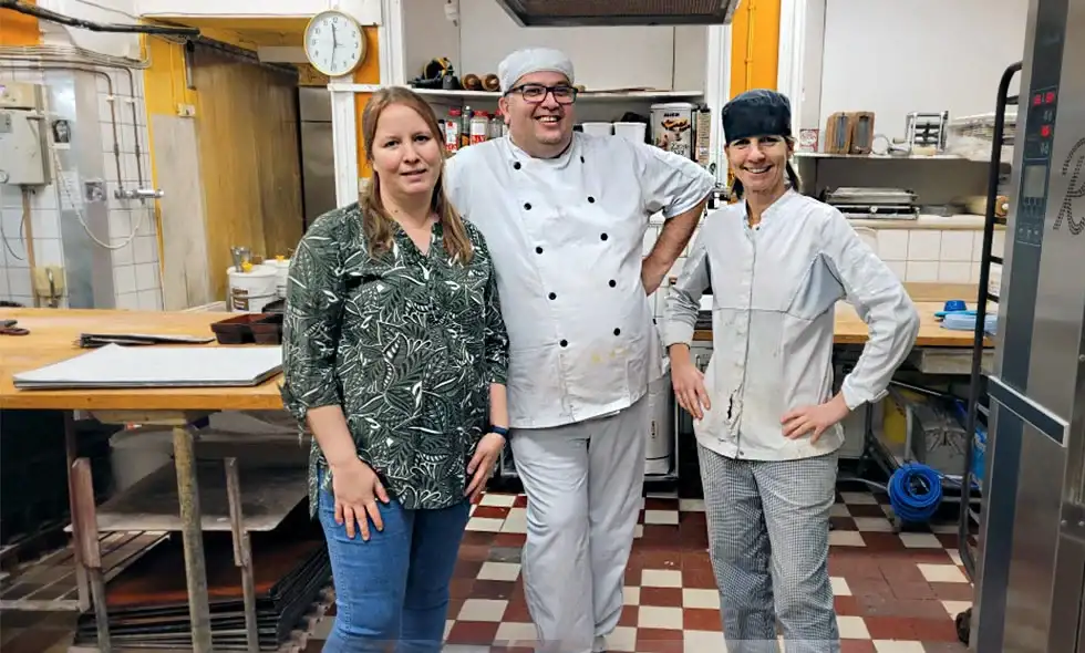 Tre personer i ett bageri