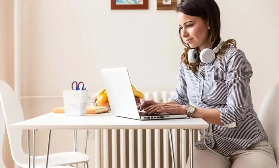 En kvinna jobbar på sin dator