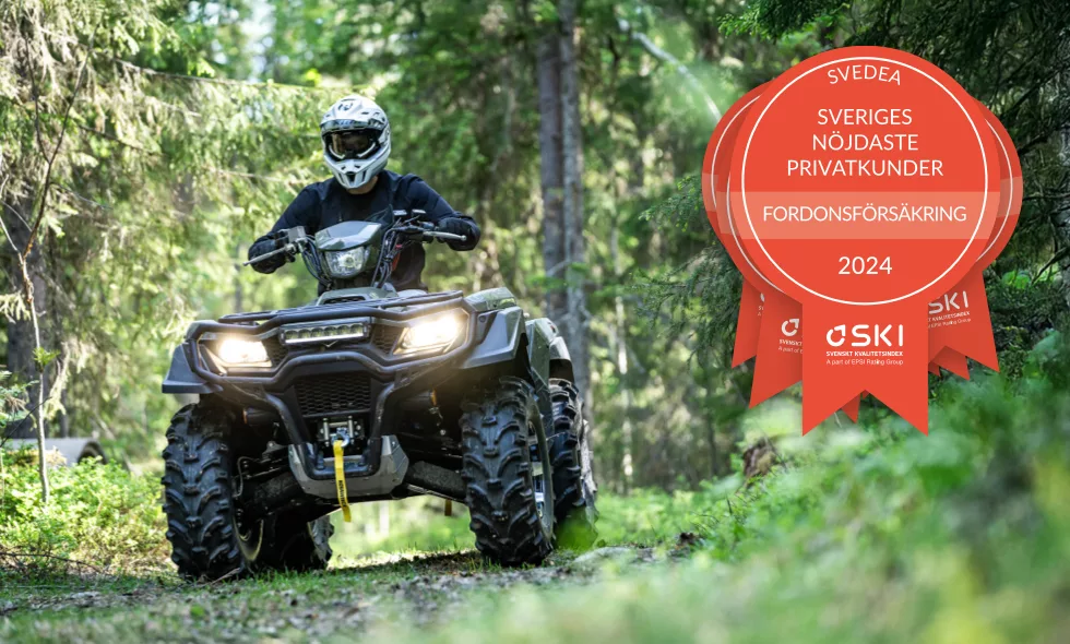 Förare på ATV från Suzuki kör genom grönskande skog, med medaljer i bild som visar att Svedea har Sveriges nöjdaste kunder inom fordonsförsäkring.