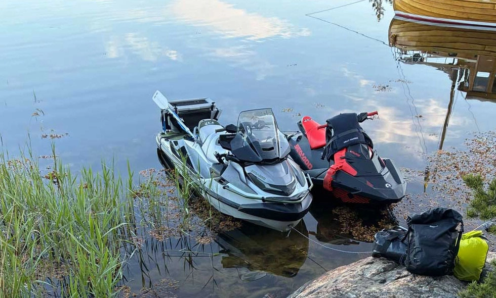 Två skotrar ligger i vattenbrynet