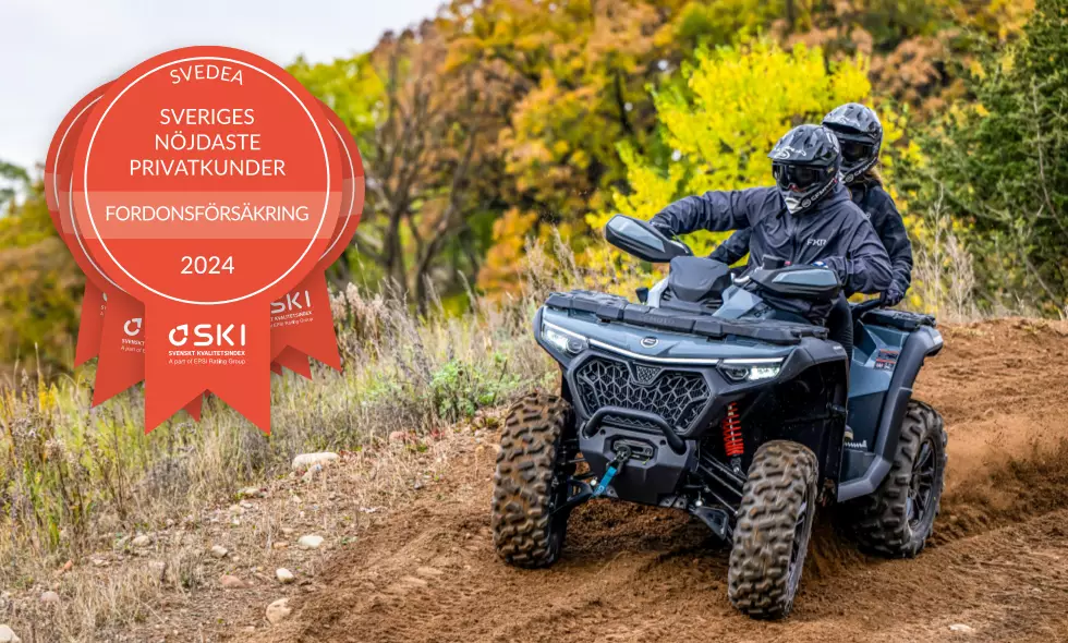 Två personer kör ATV från CFMOTO på skogsstig med färgglada höstträd i bakgrunden, med medaljer i bild som visar att Svedea har Sveriges nöjdaste kunder inom fordonsförsäkring.