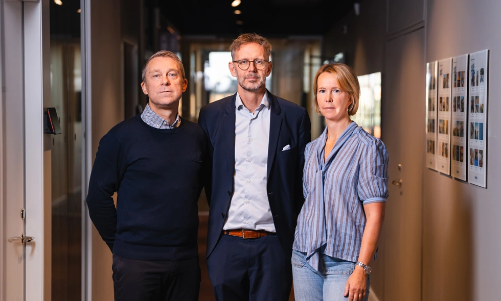 Porträtt på Daniel Karlsson, Jonas Frid och Lena Ekedahl Sjödin i kontorsmiljö.