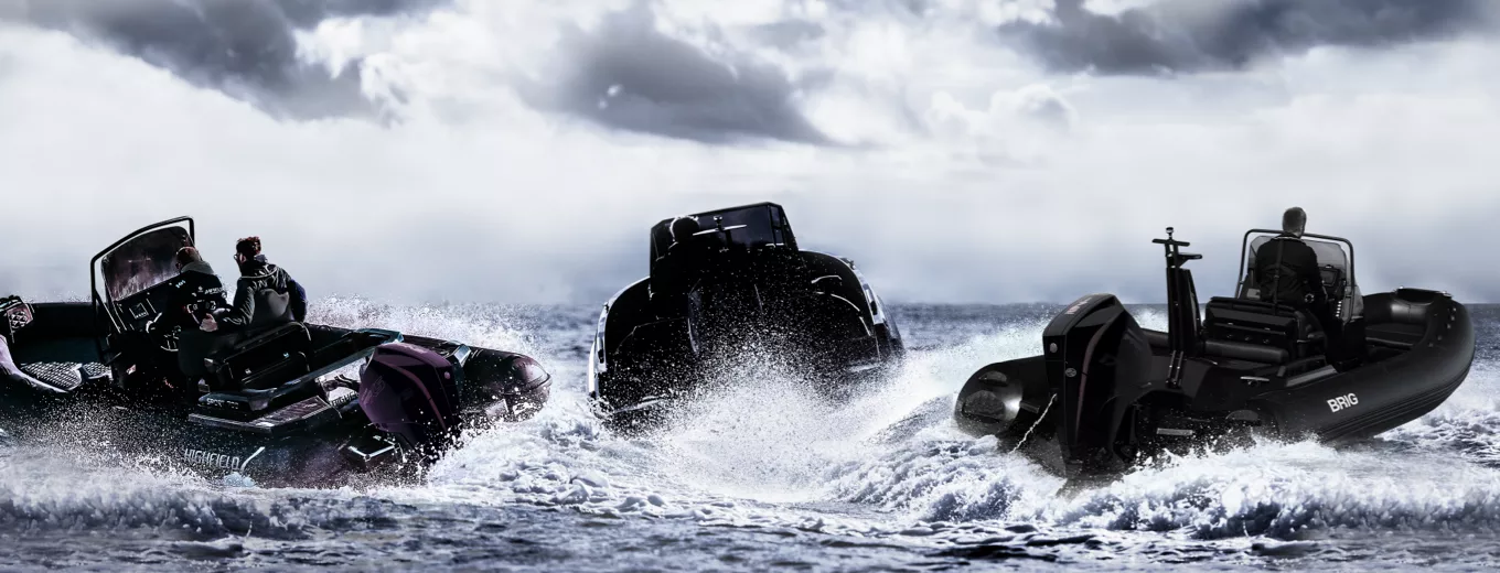 Tre ribbåtar av märkena BRIG, Highfield och IRON kör snabbt över ett vågigt hav under en dramatisk himmel.