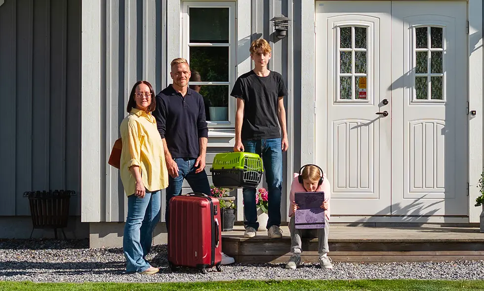 Familj som står utanför villa