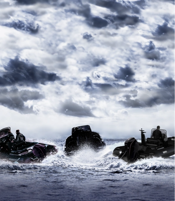 Tre ribbåtar av märkena BRIG, Highfield och IRON kör snabbt över ett vågigt hav under en dramatisk himmel.