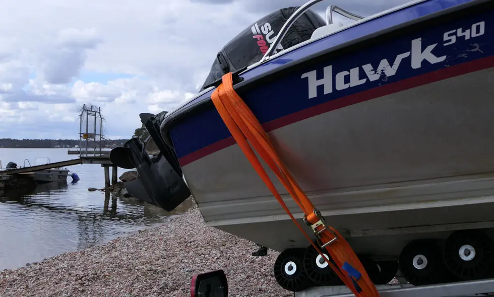 Båt av märket Hawk på en båttrainer