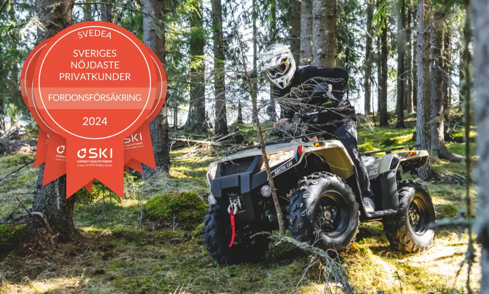 Förare på ATV från Arctic Cat kör genom tät skog, med medaljer i bild som visar att Svedea har Sveriges nöjdaste kunder inom fordonsförsäkring.