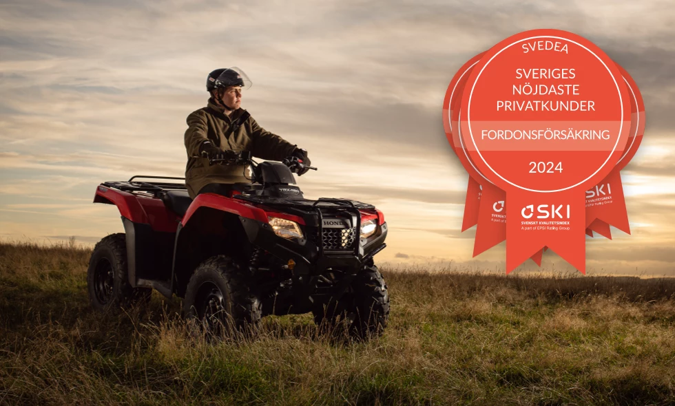 Förare på röd ATV från Honda i solnedgång över äng, med medaljer i bild som visar att Svedea har Sveriges nöjdaste kunder inom fordonsförsäkring.