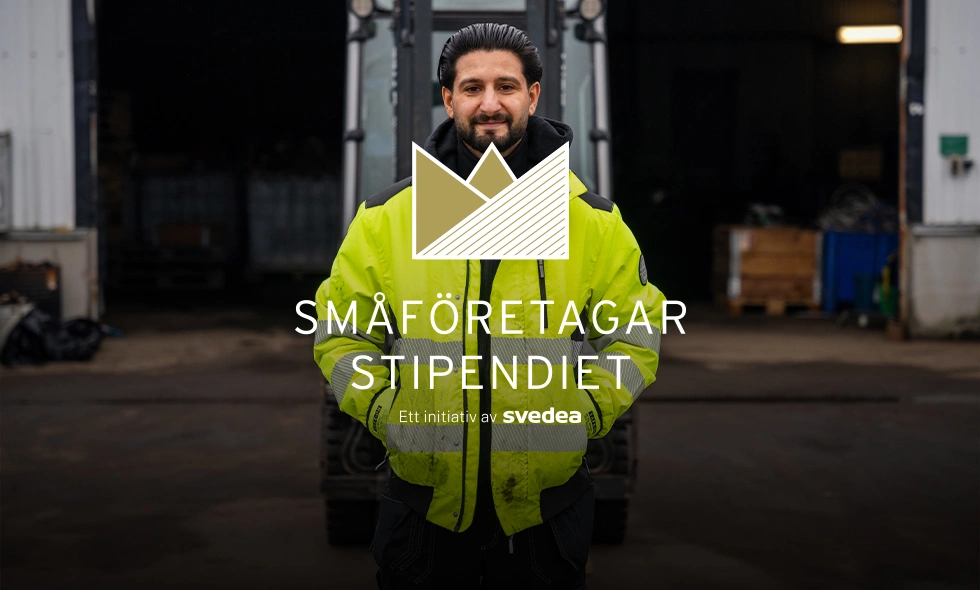 Man i varseljacka framför industriport med texten "Småföretagarstipendiet – ett initiativ av Svedea" i bild.