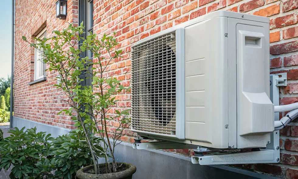 Vi ser en värmepump på en yttervägg.