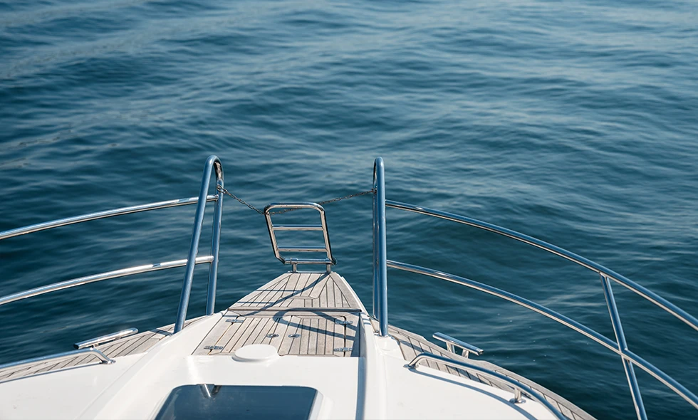 Fören på en båt med stege och räcke.