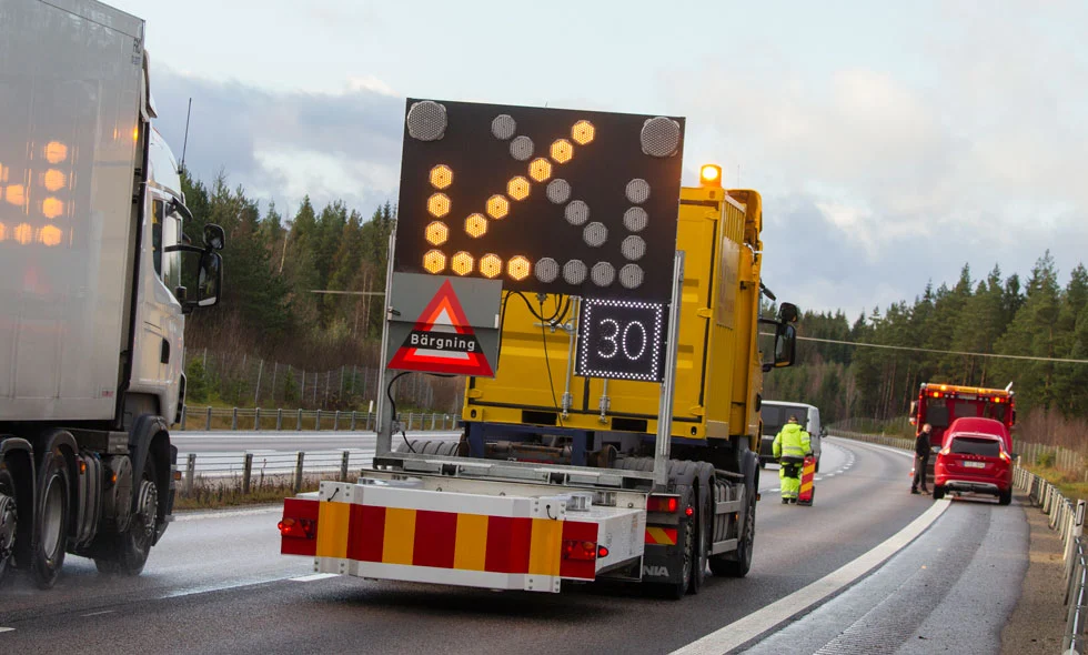 En bil signalerar varning för bärgning