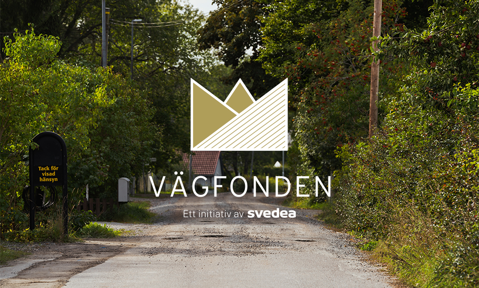 Landsbygdsväg omgiven av grönska med text och logotyp för 'Vägfonden – ett initiativ av Svedea' centrerat i bilden.