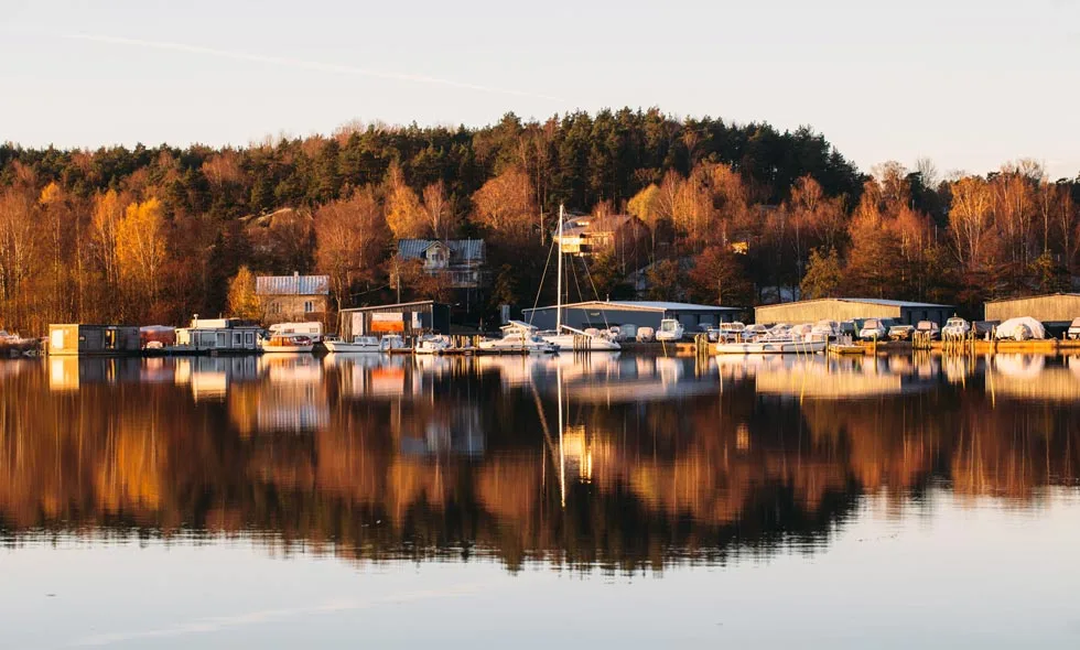 Båtar i hamn på hösten