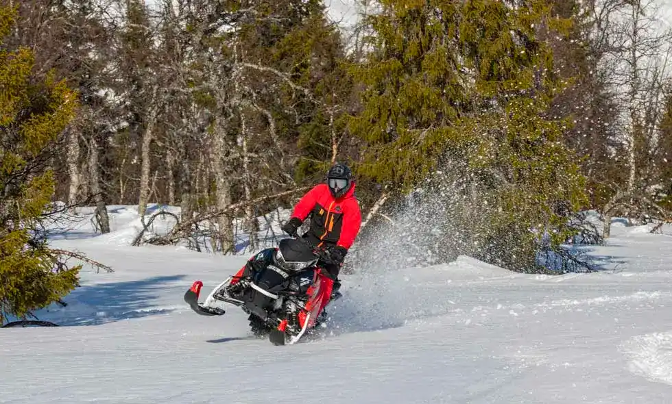 Man på snöskoter