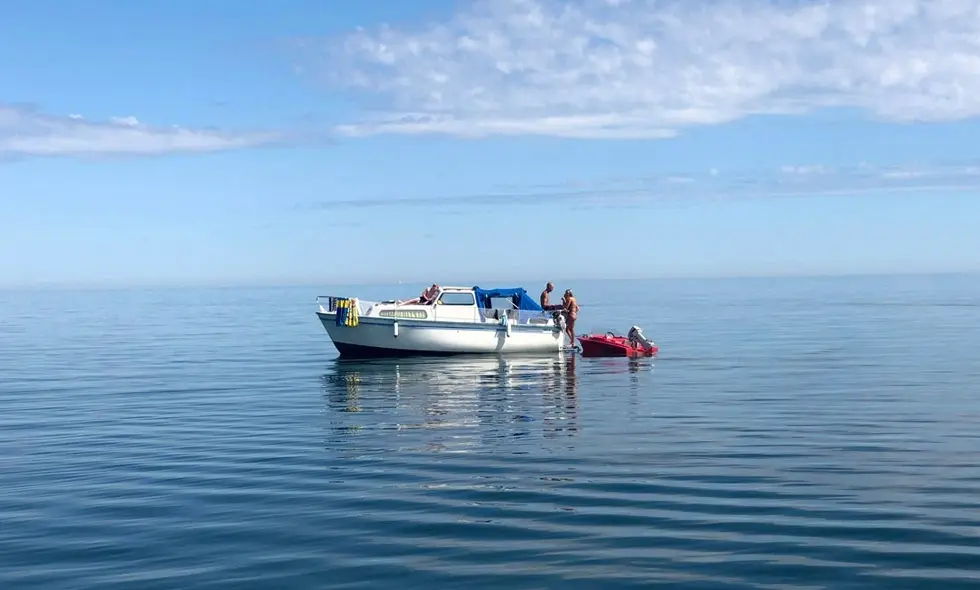 En familj ute till havs med en båt av modellen Albin 25.